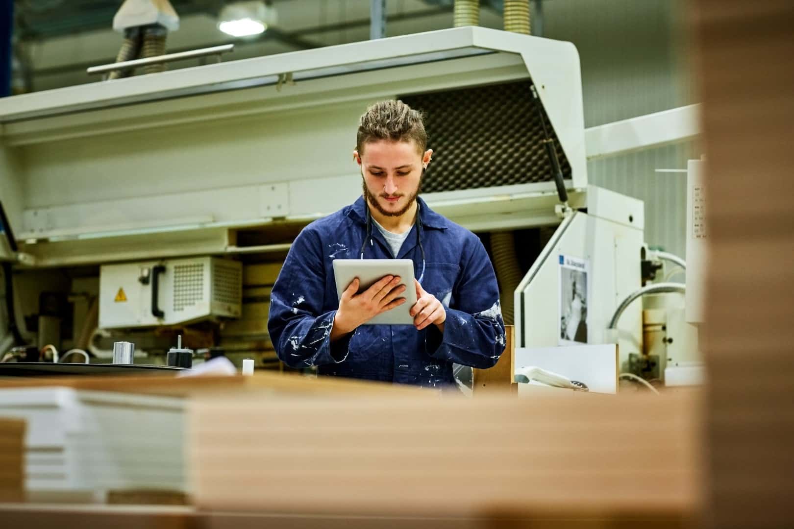 technicus met tablet bij machine