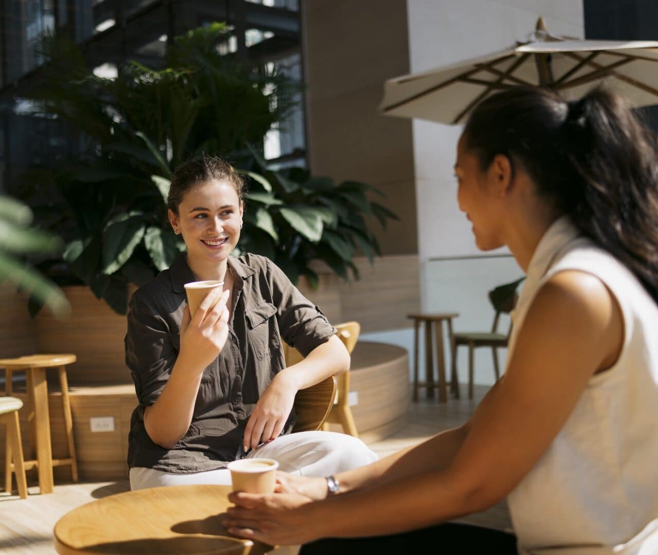 gesprek aan tafel met koffie