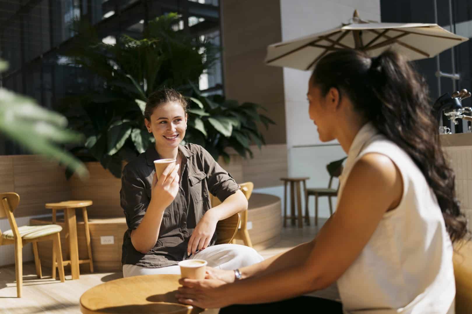 gesprek aan tafel met koffie